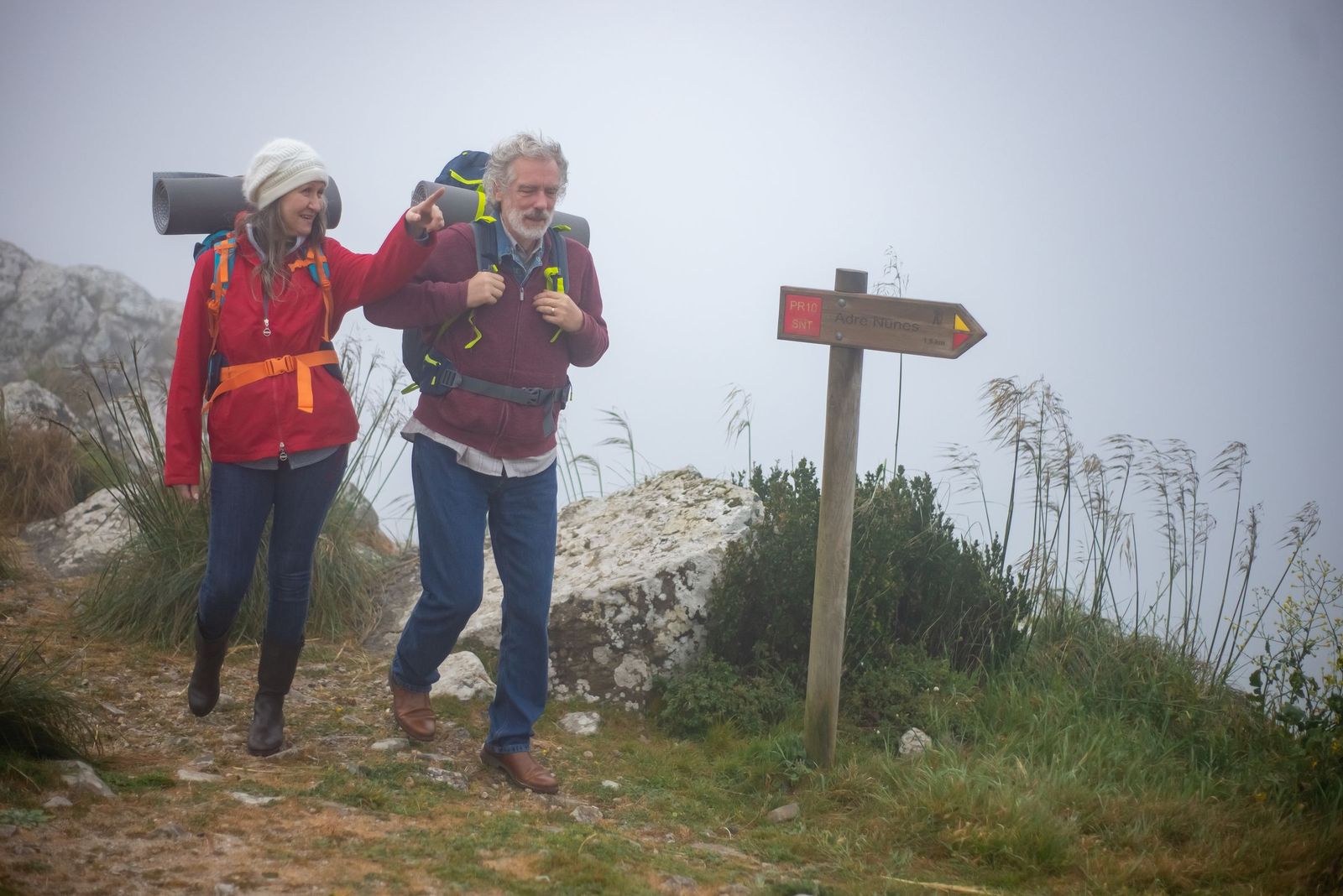 Älteres Paar beim Wandern in den Bergen